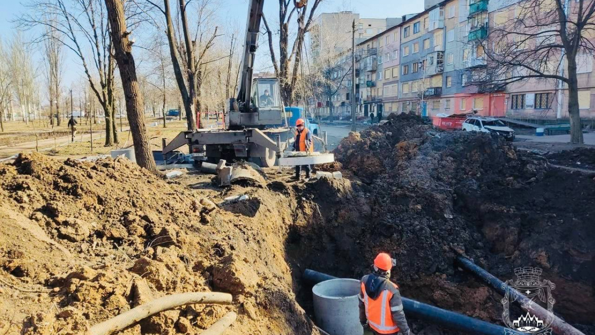 У Покровську триває ремонт каналізаційного колектора, в який влучила російська ракета