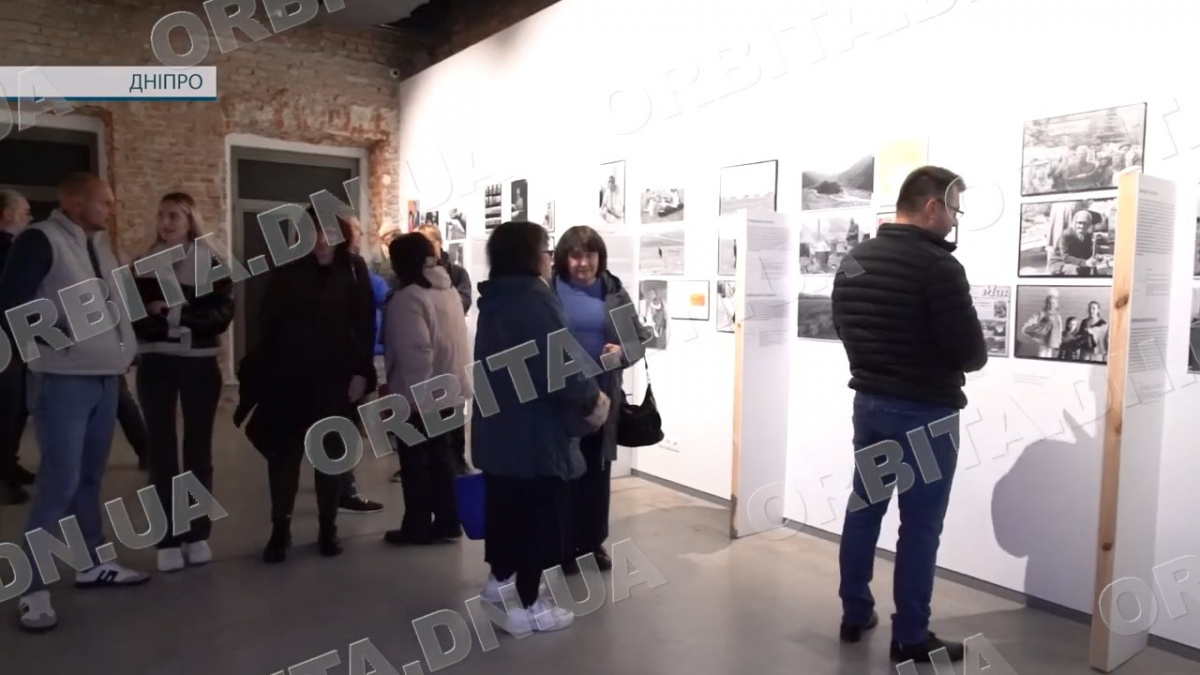 «Все для всіх»: історія у фотовиставці, що поєднала архіви Покровська та Британії