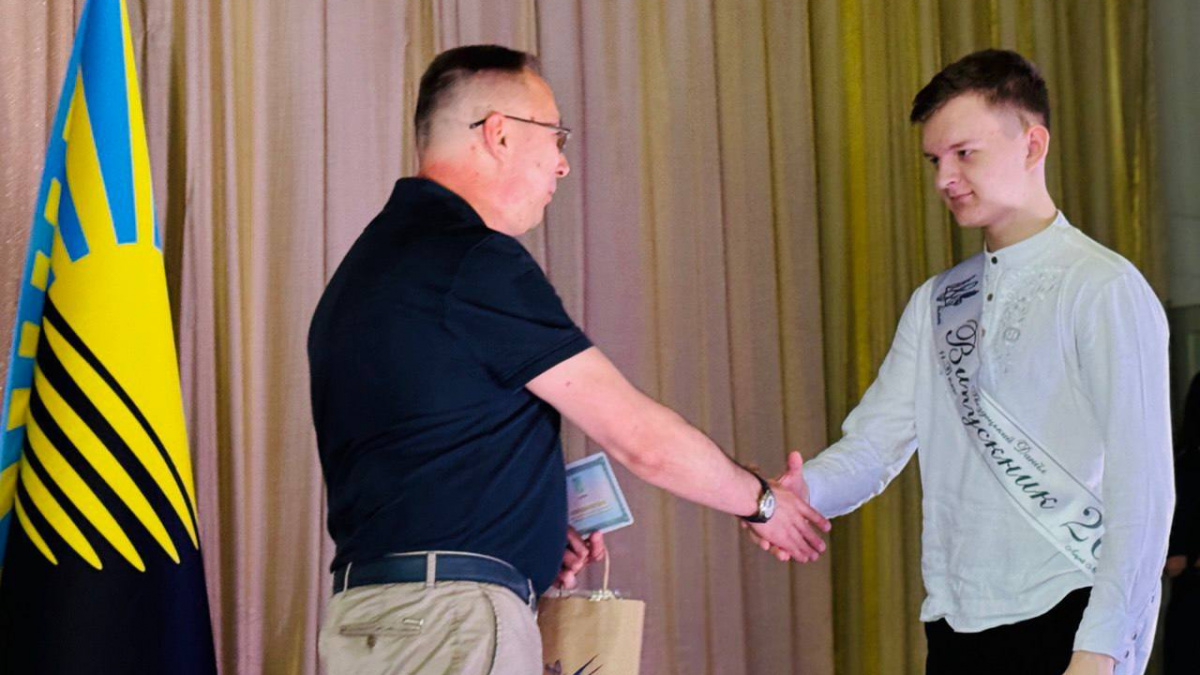Ви - наше майбутнє! Випускникам шкіл Покровської громади вручили свідоцтва з відзнакою