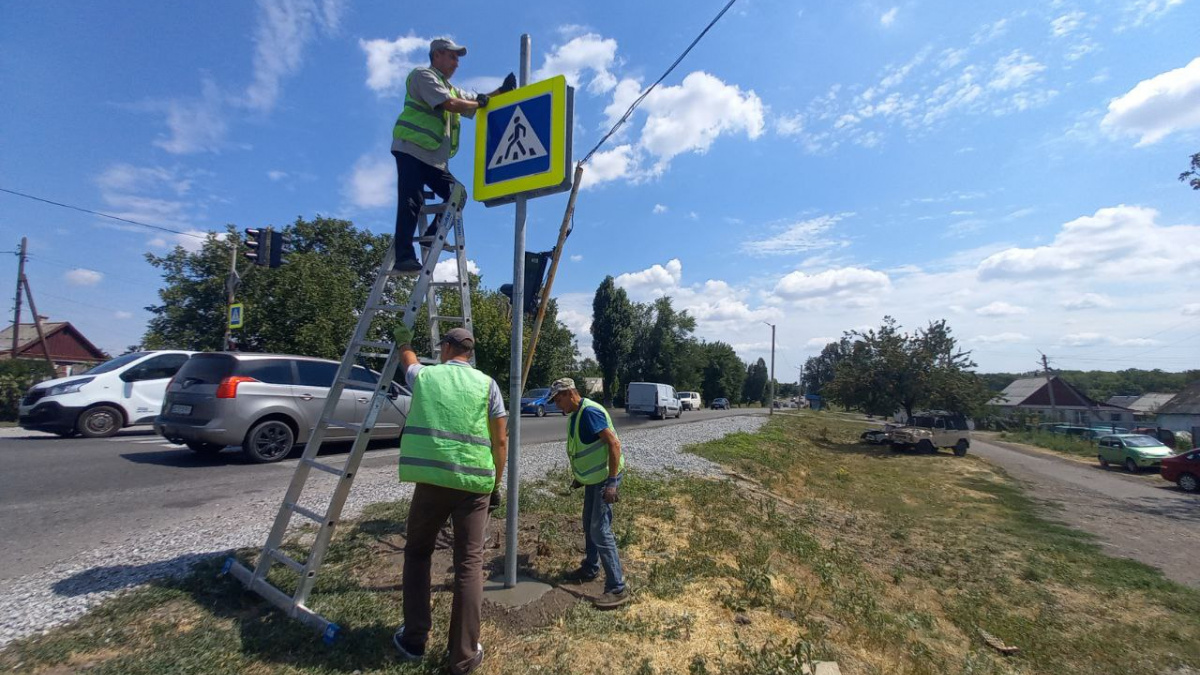 Жителів Покровська попросили не забирати з вулиць пошкоджені дорожні знаки