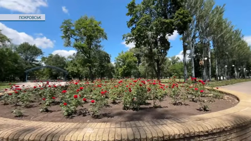 Парк, крамниці та кав’ярні – як живеться в селищі Динзаводу Покровська (сюжет)