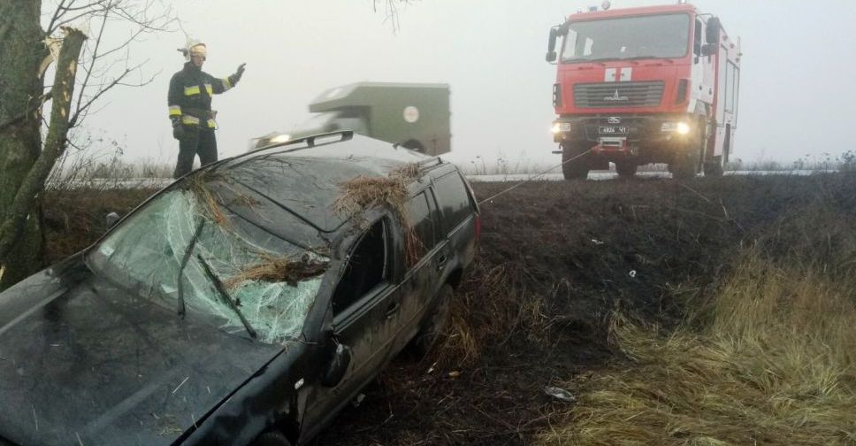 У Добропіллі рятувальники витягли автомобіль, який перекинувся у кювет