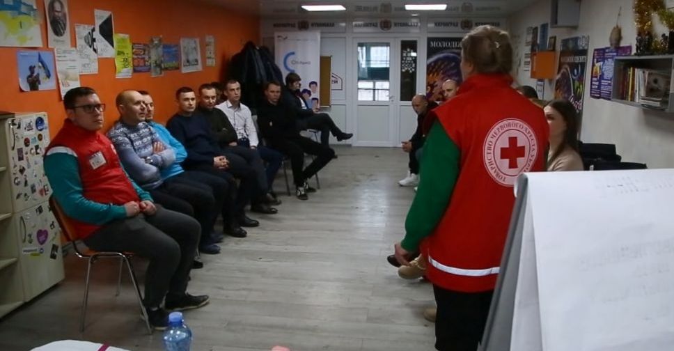 Тренінги від Червоного Хреста: працівників ШУ «Покровське» вчать надавати домедичну допомогу