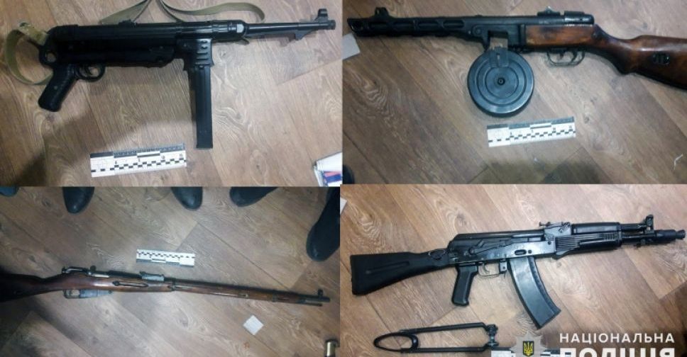 Автомати, пістолети, шаблі та гранати: мешканець Мирнограда зберігав арсенал зброї