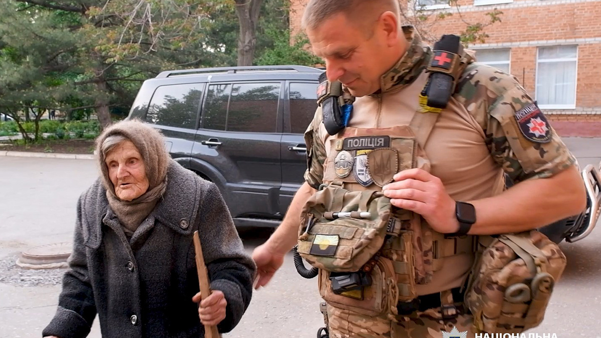 98-річна жінка пішки вийшла з окупованої частини Очеретиного