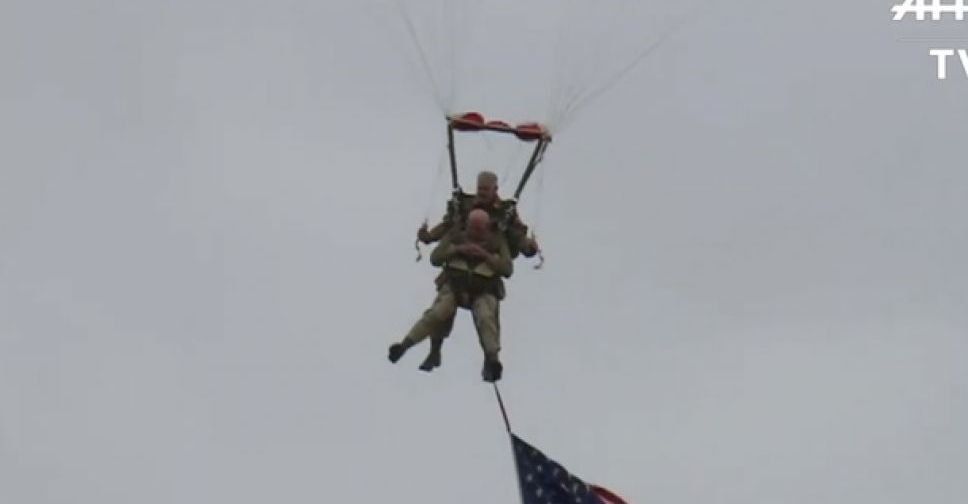 Американец в 97 лет прыгнул с парашютом
