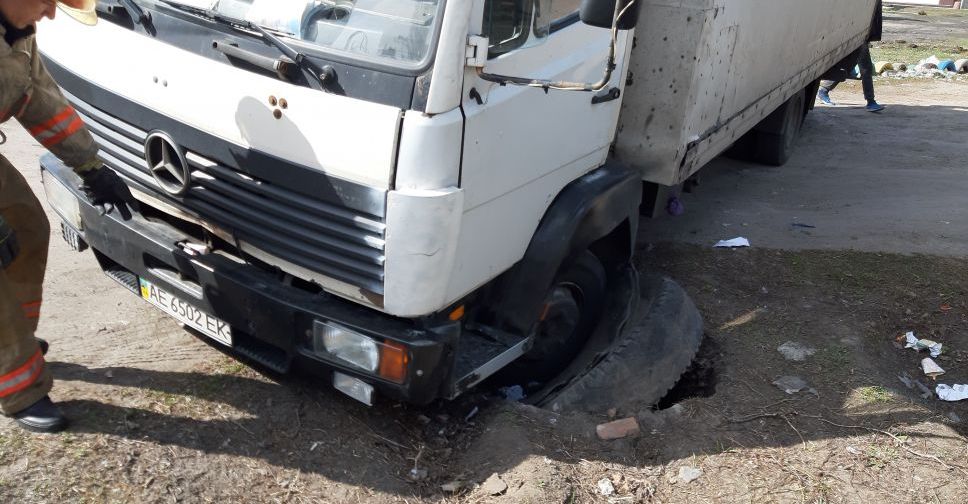 У Добропіллі рятувальники витягли вантажівку, що провалилась у каналізаційний люк
