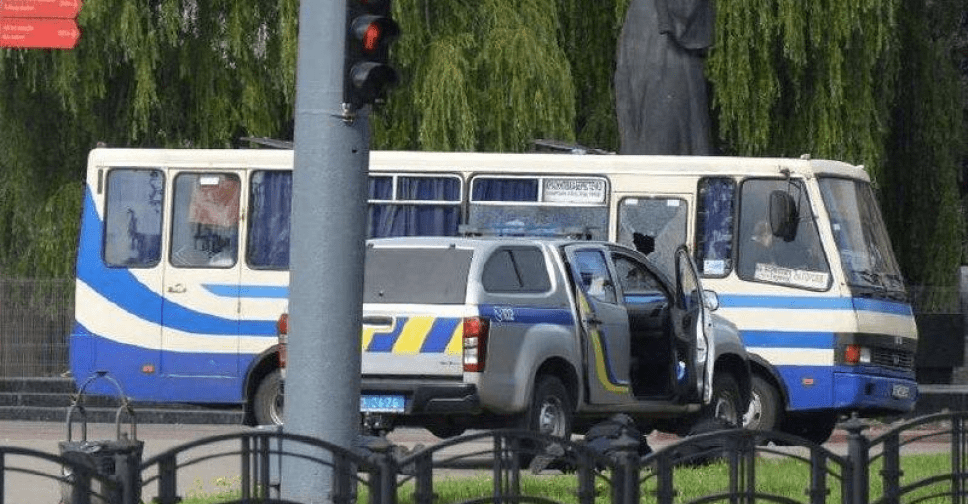 В Луцке мужчина с оружием и взрывчаткой захватил автобус с заложниками