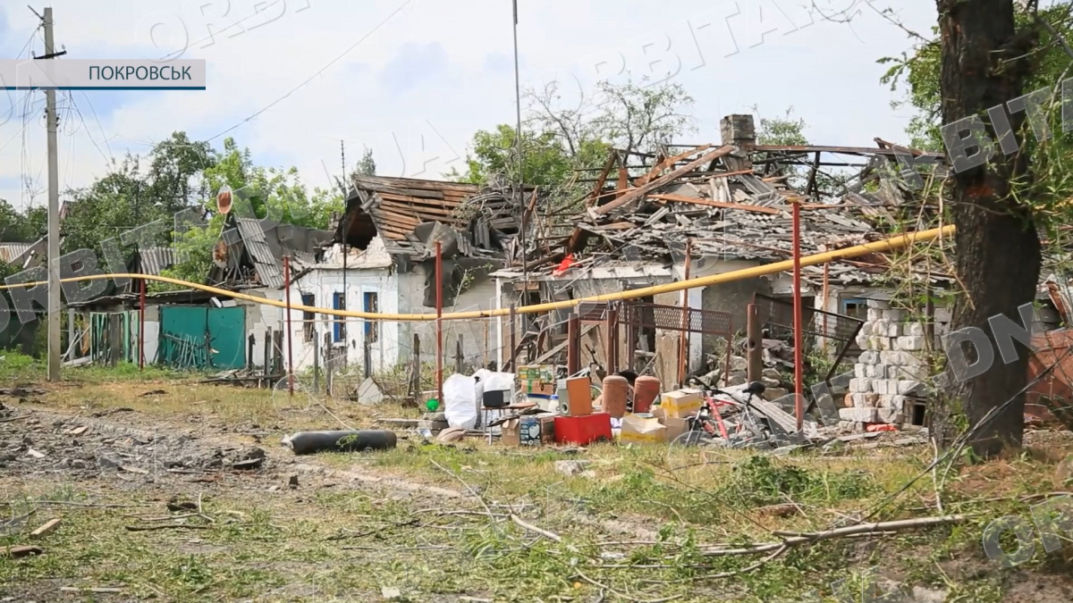 Вбивчий подвійний удар по Покровську: загинули люди, десятки поранених (сюжет)