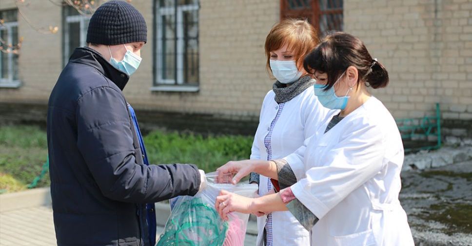 Волонтеры ДонНТУ передали медикам региона защитные экраны, изготовленные при поддержке ПРАО «Донецксталь»