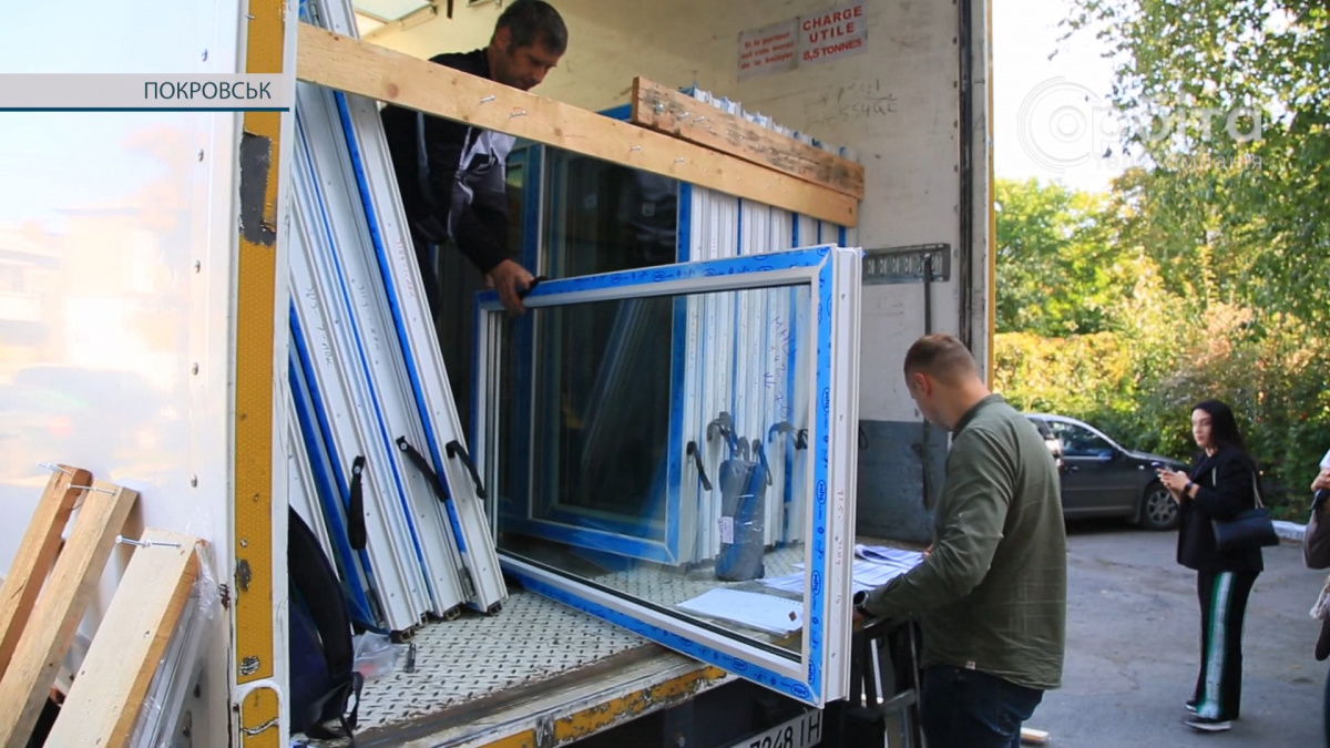 Покровська громада отримала ще понад 100 пластикових вікон від організації GEM