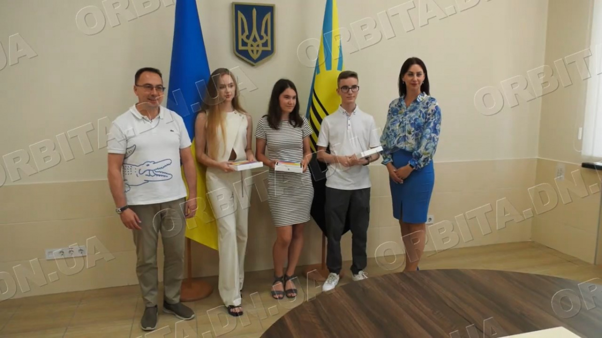 Покровських випускників нагородили планшетами за найвищі бали з НМТ