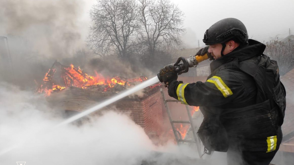 У Покровську загорівся житловий будинок внаслідок обстрілу