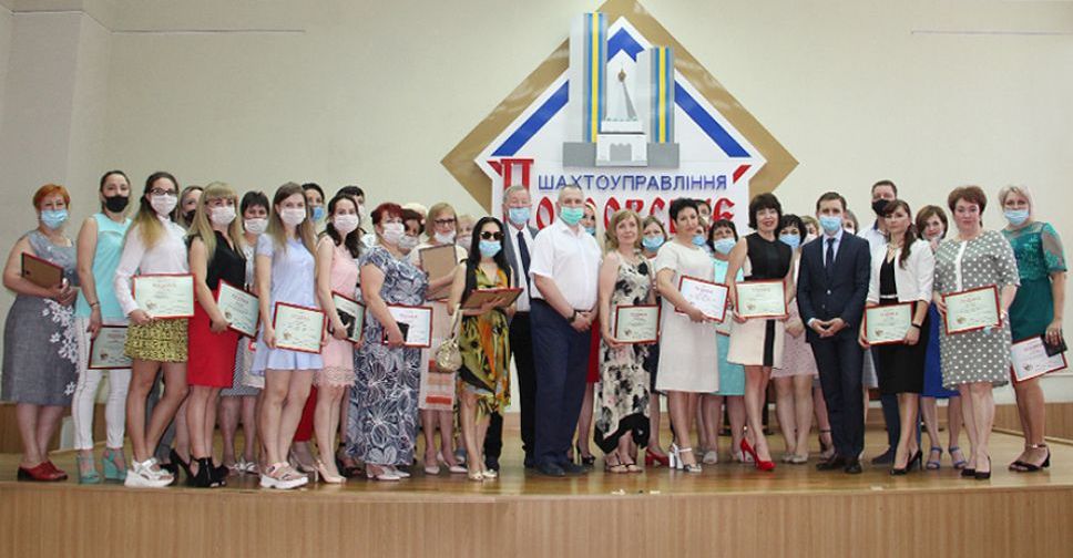 ПРАО «Донецксталь» и предприятия-партнеры поздравили медиков с профессиональным праздником и наградили ценными подарками
