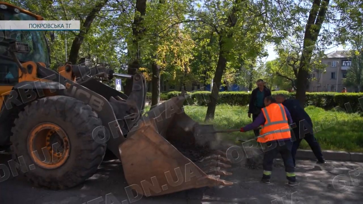 Працюють попри обстріли: комунальники продовжують трудитися в Покровській громаді