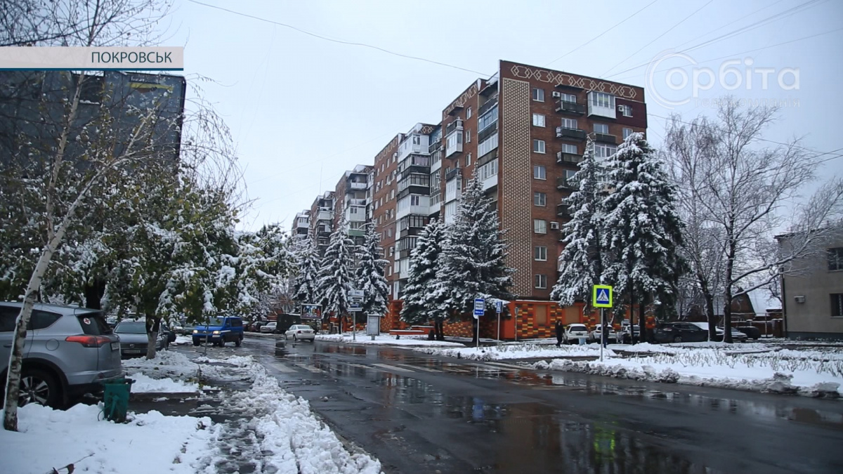 Чи доречні в прифронтових містах новорічні ялинки: думками поділилися жителі Донеччини та керівники МВА