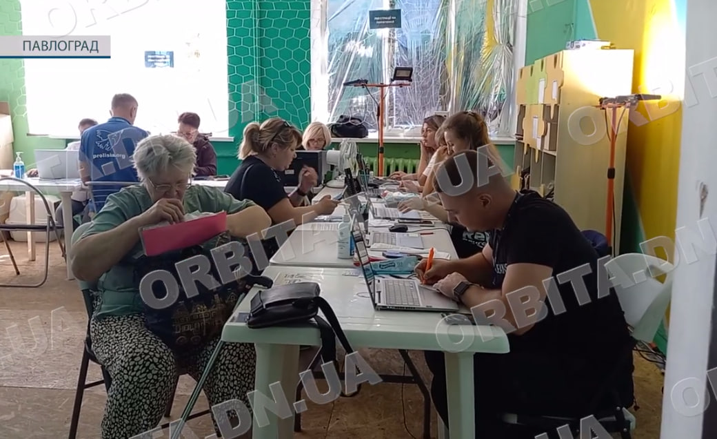 Тікають від обстрілів: транзитний пункт у Павлограді приймає сотні людей на тиждень