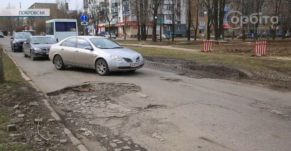 У Покровську підтримують проїзний стан доріг в очікуванні ремонту