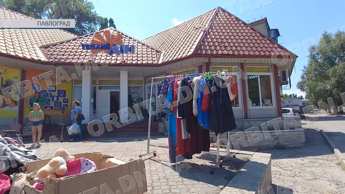 Дитяче харчування, одяг, милиці: у Павлограді благодійники видають допомогу переселенцям