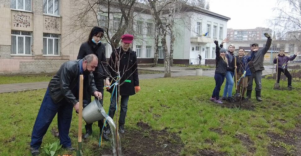 С места событий: высадка деревьев выпускниками Покровского педагогического колледжа