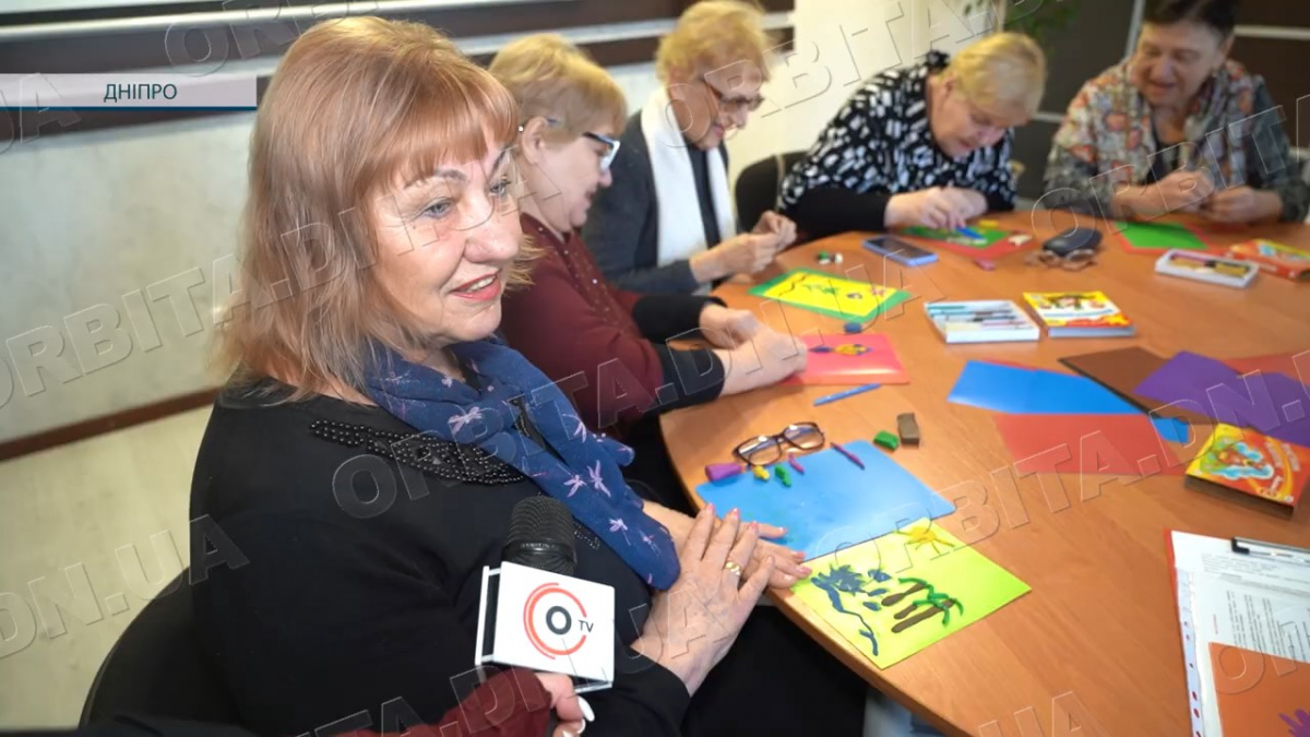Пластилін як терапія: у клубі «Золоті роки» переселенки відновлюють внутрішню рівновагу