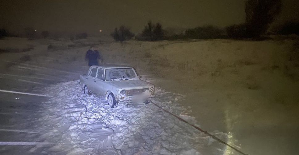 В Покровском районе спасатели помогли вытащить автомобиль из снега