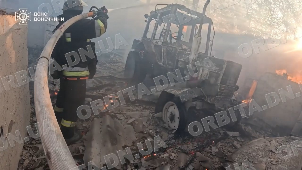 Горить через обстріли: в Покровському районі – щодня пожежі від ворожих влучань