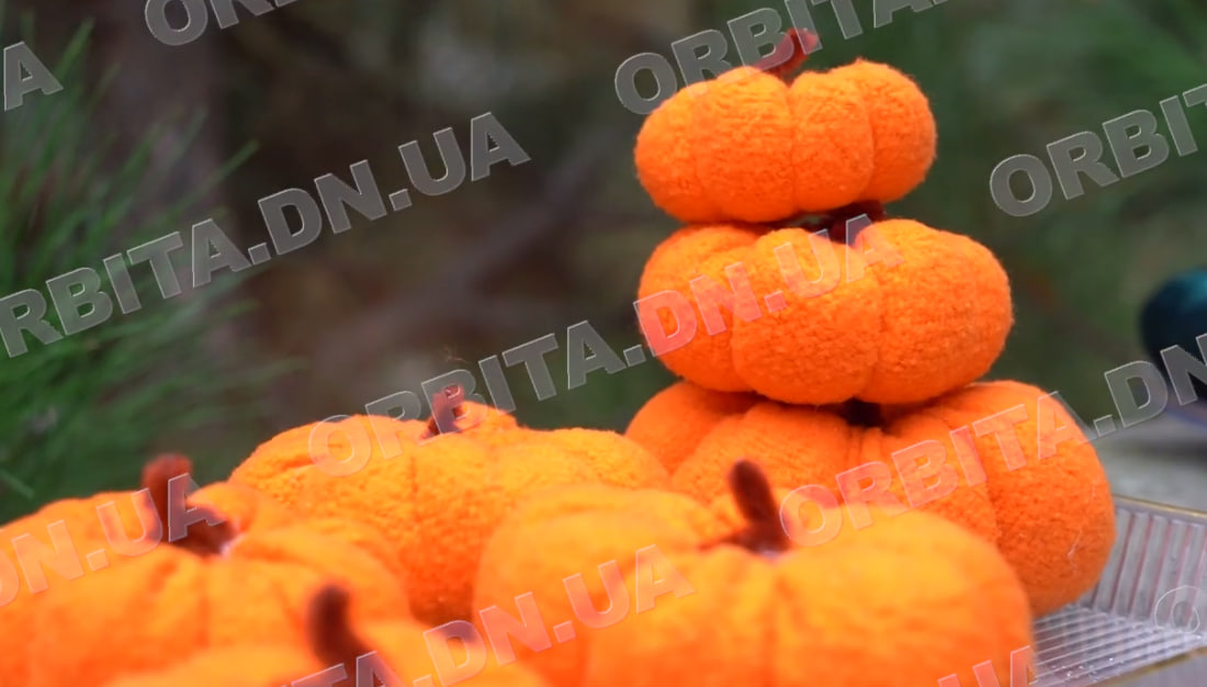 День гарбуза: студенти Покровського педколеджу створили осінні прикраси