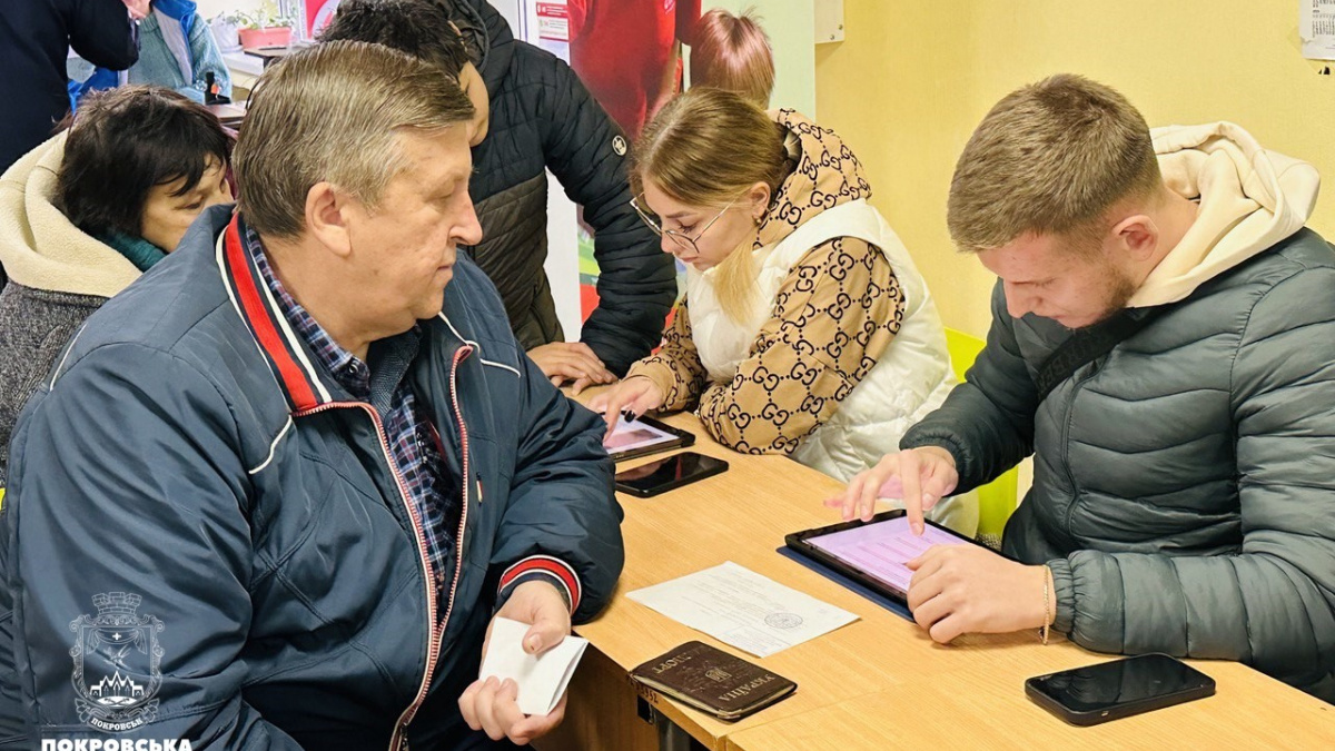 У Покровську мешканців, які постраждали внаслідок обстрілу 13 жовтня, реєструють на фінансову допомогу