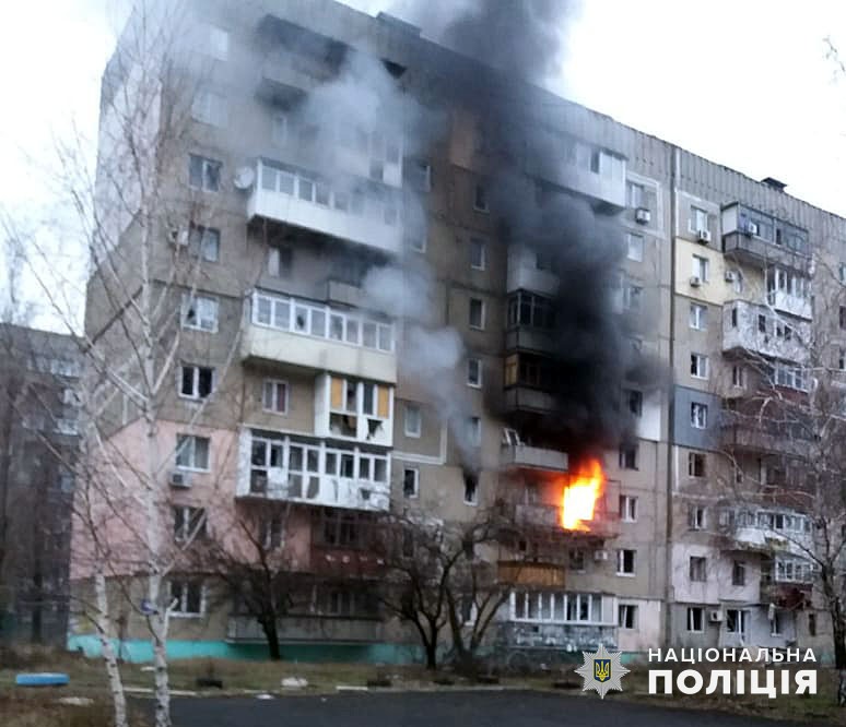 У мікрорайоні Покровська ворожий обстріл спричинив пожежу