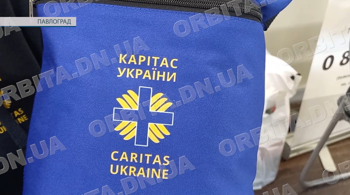 Крапля домашнього затишку: БФ «Карітас» годує евакуйованих в транзитному пункті
