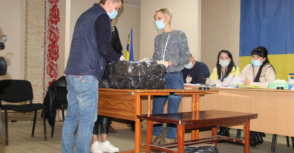 Покровский теризбирком продолжает принимать бюллетени с избирательных участков