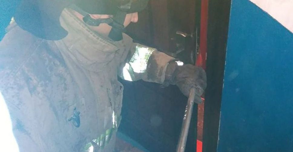 В Мирнограде спасатели помогали открыть дверь, за которой остался несовершеннолетний ребенок