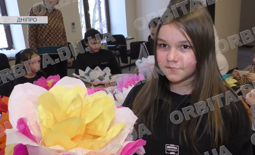 Квіти-велетні до свята: у Покровському палаці культури провели весняний майстер-клас