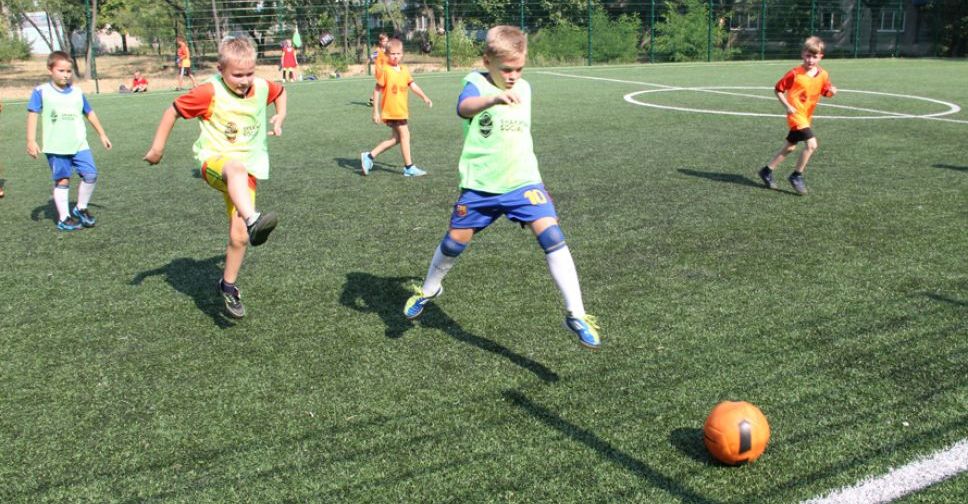 В Мирнограде возобновились тренировки в рамках футбольного проекта «Давай, играй!»