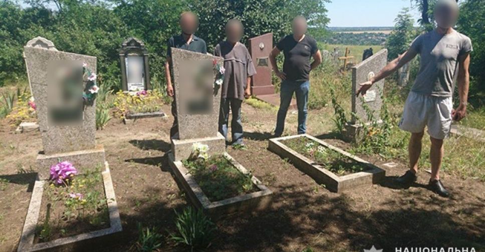 Покровські поліцейські викрили чоловіків, які розкрадали могили