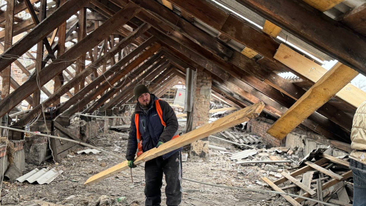 За місцевий рахунок і місцевими силами: у Покровську лагодять дахи після обстрілів