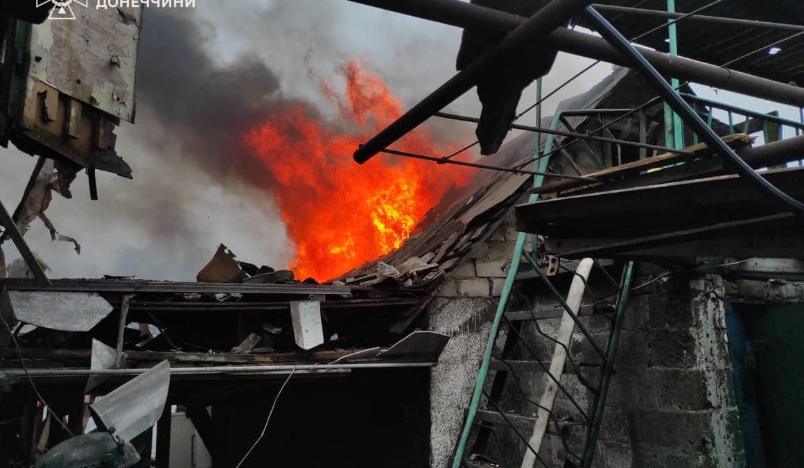 У Покровську рятувальники допомогли пораненому та локалізували пожежу, спричинену обстрілом