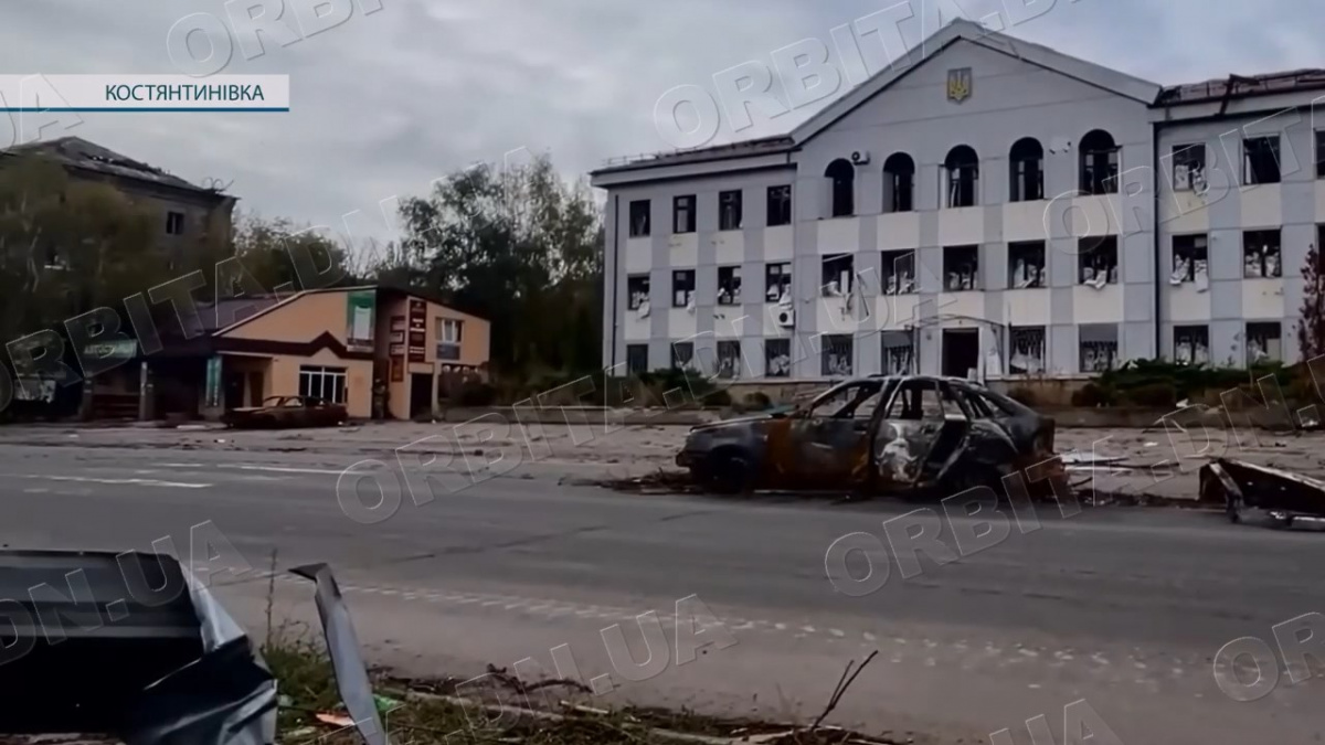 Евакуація під ворожими дронами: поліцейські Донеччини вивозять людей з небезпеки