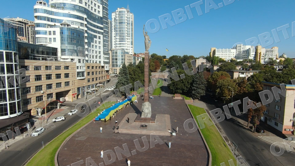Символ боротьби за свободу: з Покровська вивезли 50-метровий прапор України