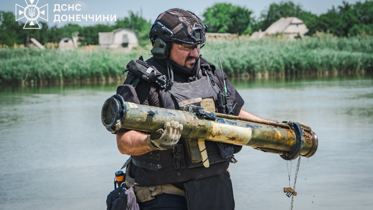 У Покровському районі піротехніки ДСНС вилучили з водойми 12 вибухонебезпечних предметів
