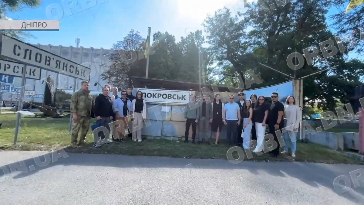 Пам’ять про Покровськ: у Дніпрі відкрили пам’ятний знак місту