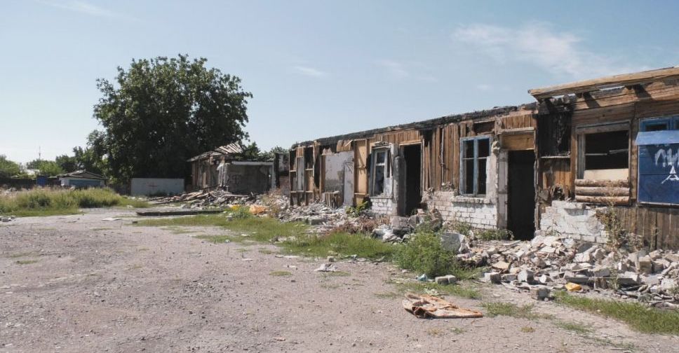 Наркопритон, свалка, опасное место для игр – во что превратилось сгоревшее здание бывшей школы №7 в Покровске?