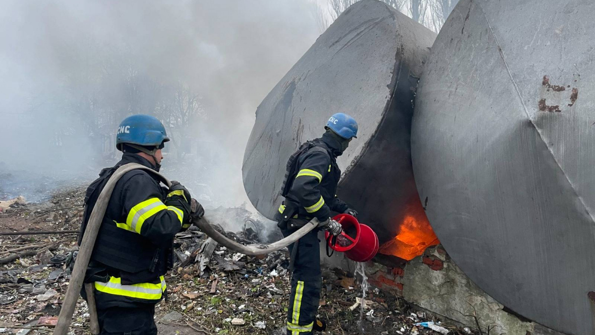 Селидівські рятувальники ліквідували пожежу, яка виникла внаслідок обстрілу на одному з підприємств