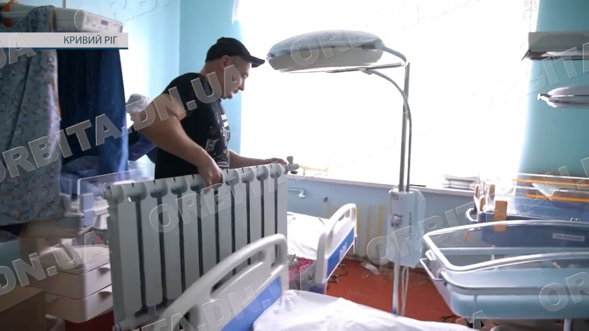 Покровські комунальники лагодять опалення в релокованій з міста лікарні