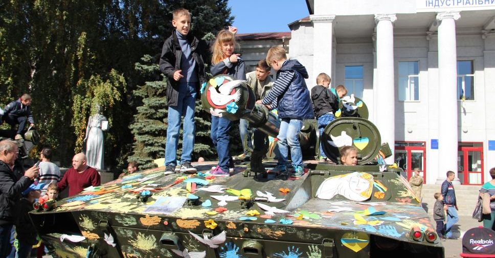 Праздничное шествие, открытие памятника Шевченко, стронгмены: программа празднования Дня защитника Украины в Покровске