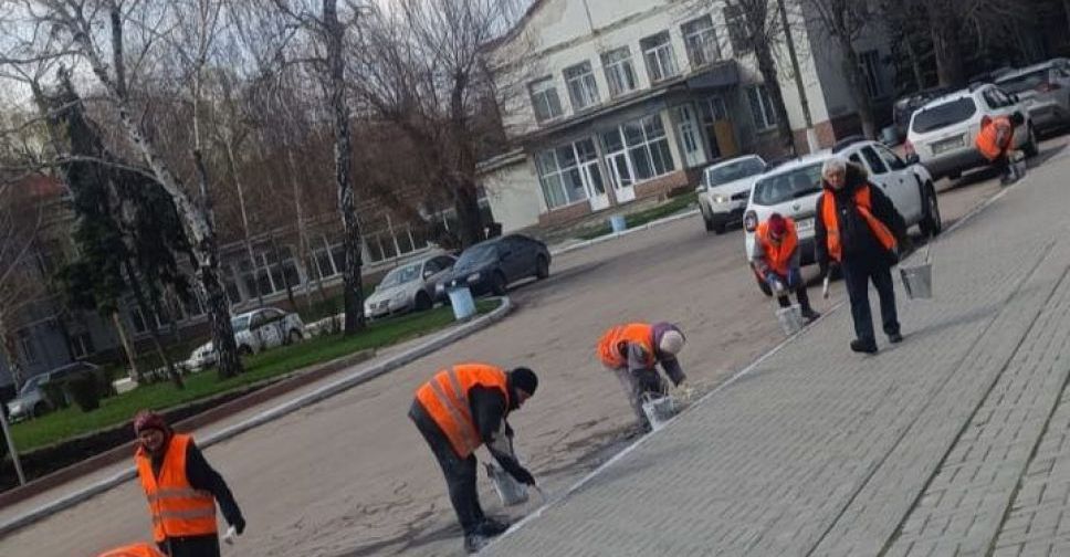 До Великодня покровські комунальники білять дерева та бордюри