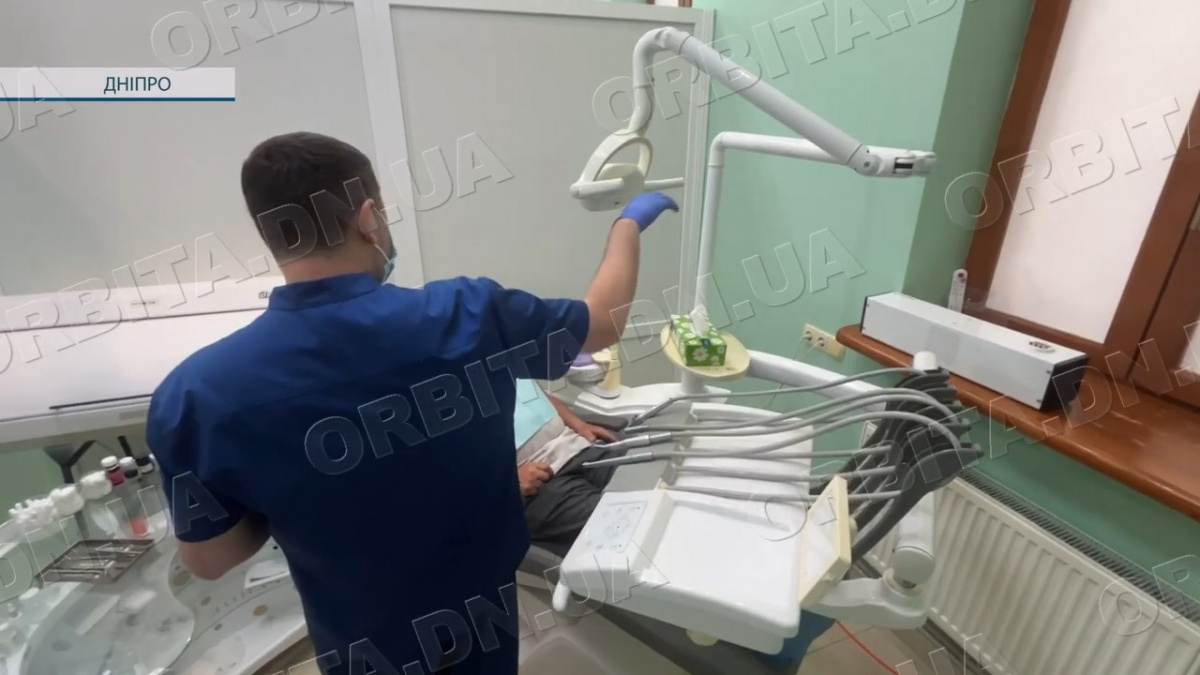 Покровська стоматологія запровадила безкоштовне лікування та протезування для військових і ветеранів