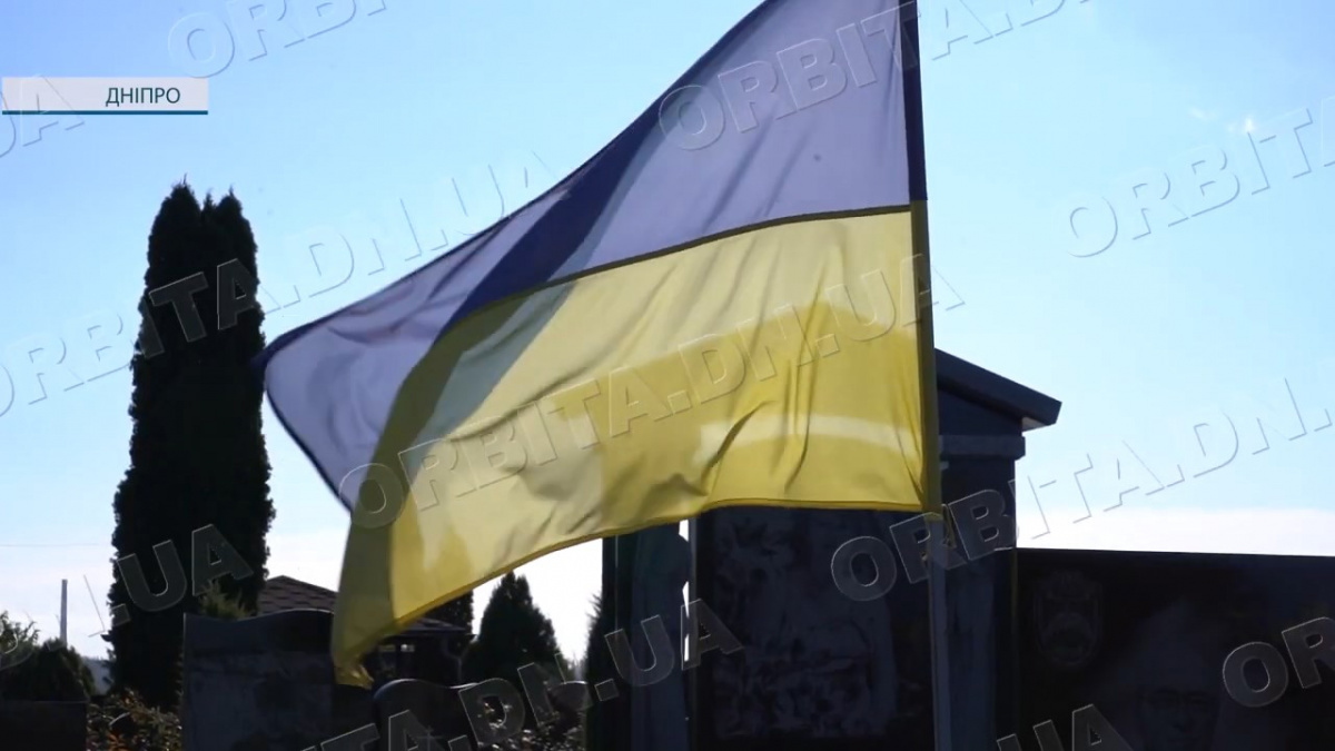 Покровські комунальники встановили флагштоки на могилах земляків-захисників у Дніпрі