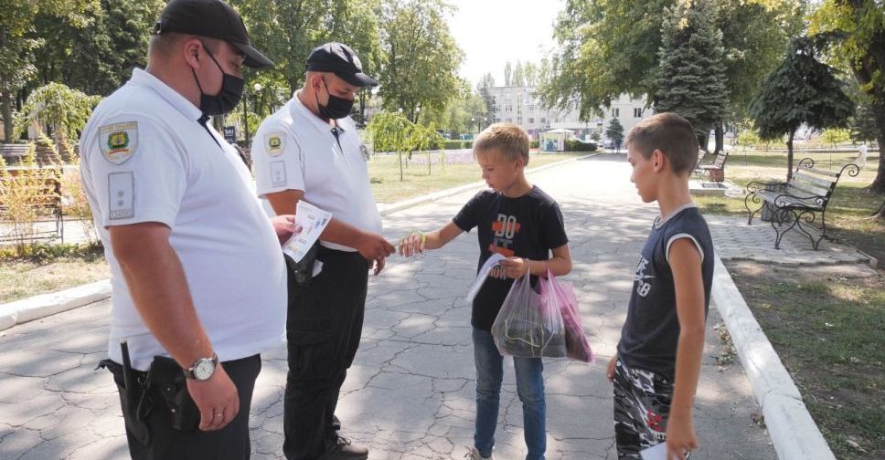 В Покровске полиция раздает детям светоотражающие сувениры